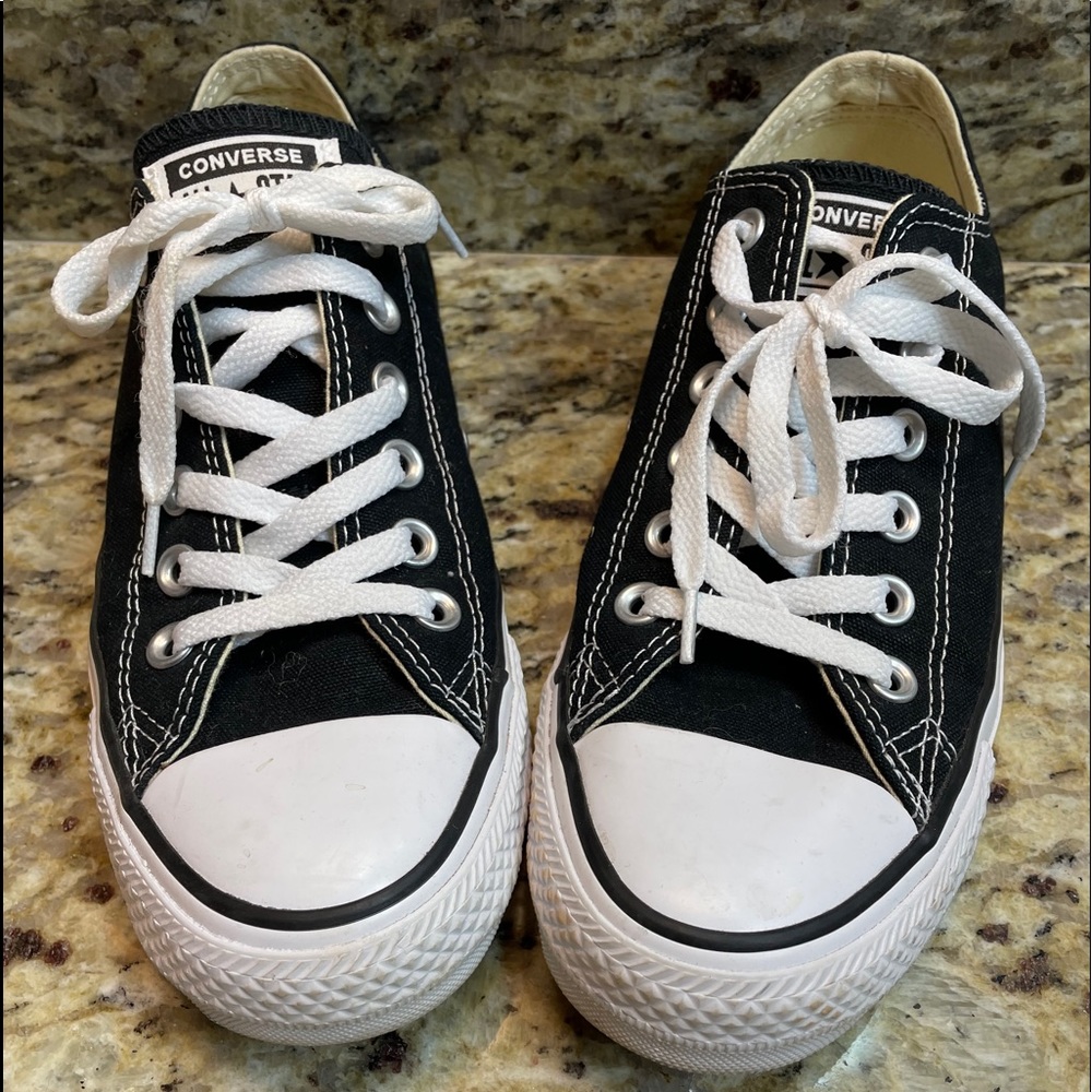 EUC Black Lowtop Converse Shoes